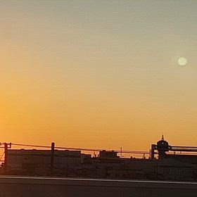 日没をいつものスーパー屋上から眺める午後4時40分。日没早い早いの画像