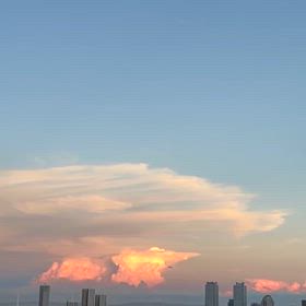 夕方の空　雲が縦になった夕方の空の画像