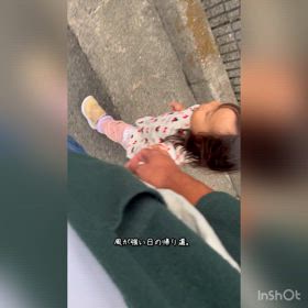 帰り道の末っ子のリアクションが摩訶不思議(動画)の画像