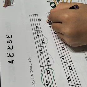 これもタイパ？器用に両手書きの小学生の画像