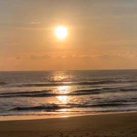 10月31日千葉北、東浪見の朝の波の画像