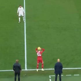 利き足にボールを置くの画像