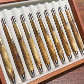 黄金に輝くペンの画像