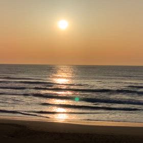 5月117日千葉北、東浪見の朝の波の画像