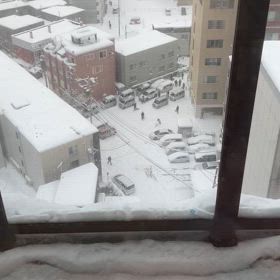 高齢者には辛いのよ、重い雪の除雪はの画像