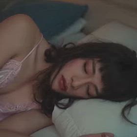 生成AI動画　朝、女装を解くときの画像