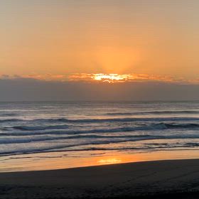 11月30日千葉北、東浪見の朝の波の画像