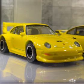 2 ホットウィールのイエローをまとうリアルライダーポルシェの画像