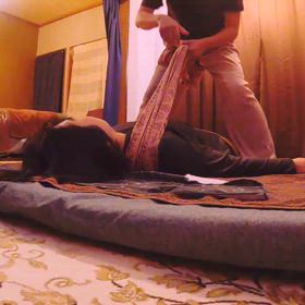 布に包まれるマッサージの画像