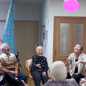 笑顔の風船バレー【デイサービス】の画像