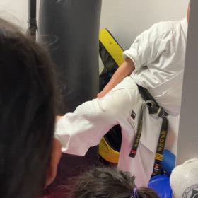 後ろげりの画像