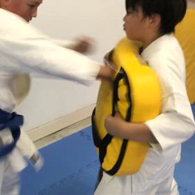 全力の突き！の画像