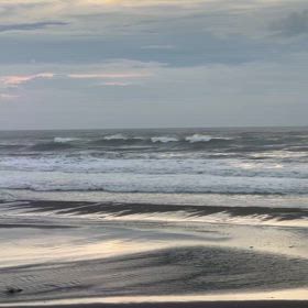 8月10日千葉北、東浪見の朝の波の画像