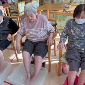 足湯でぽかぽかの画像