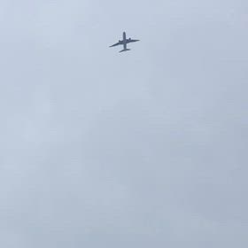 空に飛行機がの画像