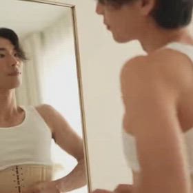 AI生成動画　女装、コルセットとパッドで化粧はしなくても美しいの画像