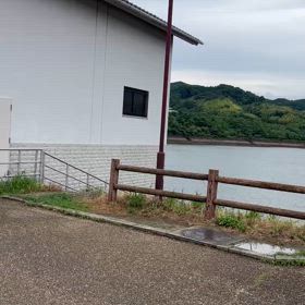 白川ダムの取水塔の画像