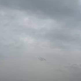 ブルーインパルスの練習飛行の画像