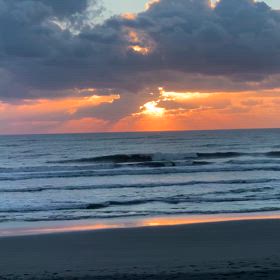 10月14日千葉北、東浪見の朝の波の画像