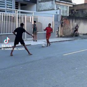 ブラジル人の自然なボールの持ち方の画像