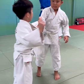 小学生対決の画像