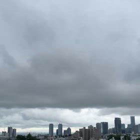 空　グレーの雲に覆われた横浜の画像