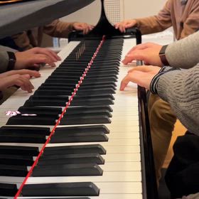 これぞ！ピアノレッスン！お子様を連れて8手連弾の画像