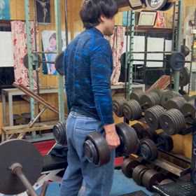 ハンマーカールに力を入れる東口君の画像