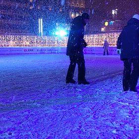 夜の駅前の画像