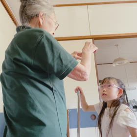 ばーちゃんと孫の画像