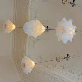 踊るランプシェードの画像