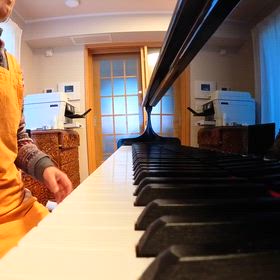 エプロンのまま練習の画像