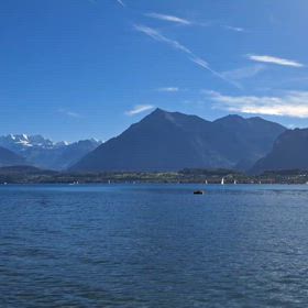 湖のほとりを散歩の画像