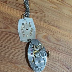 動いてるムーブメントネックレス完成ですの画像