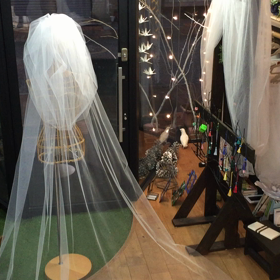 カットレースを装飾したバルーンベールの画像