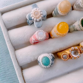 ぽってりフォルムで存在感ばつぐん！  ひとつで華やぐ個性派リングです。の画像