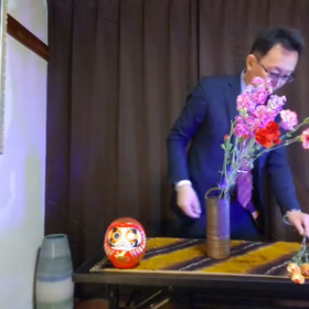 カリスマ華道家が1分で華道作品をいけてみたら...【お花だけでいけてみたら面白い作品に】の画像