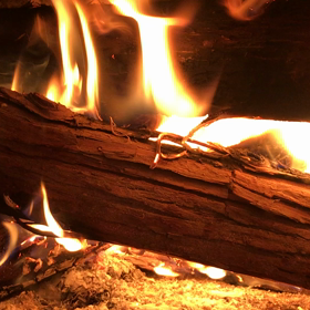 薪ストーブに火を入れてますの画像