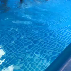 浮き輪でぷかぷかの画像