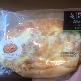 ファミマのパン 完熟トマトが決め手 ふんわりピザパンを食べてみたの画像