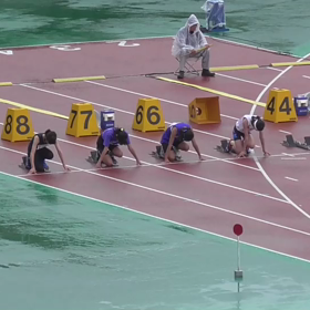 ６年女子100m予選(吉田さん)の画像