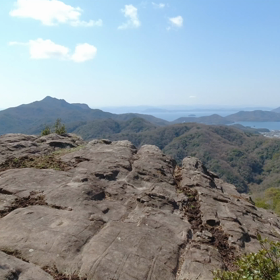 2023.3.19 香川県 千羽ヶ嶽（その7）尾根南側の岩場に立つ。の画像