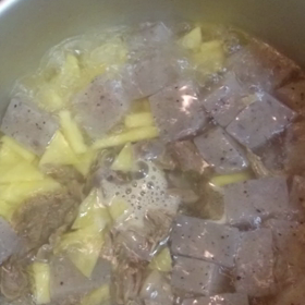 本日の料理 スジこんにゃく パイナップルの芯の画像