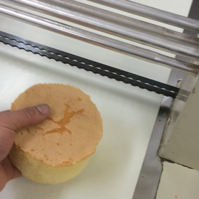 【ジェノワーズ(スポンジケーキ)のスライス風景】の画像