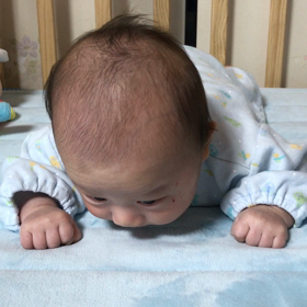 うつ伏せの画像