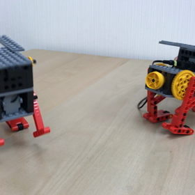 うさぎ型ロボット ロビットお散歩中の画像