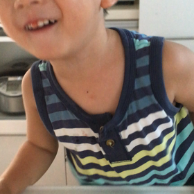 スイカジュースを飲む息子の画  像