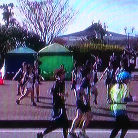 踊り逃げするおじちゃん…笑の画像