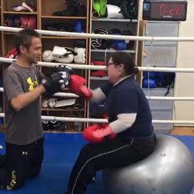 バランスボールに乗ってミット打ちの画像