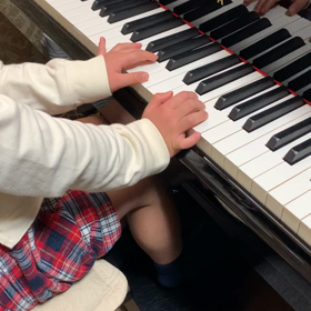 ピアノを楽しんでいる新円那ちゃんです❣️の画像